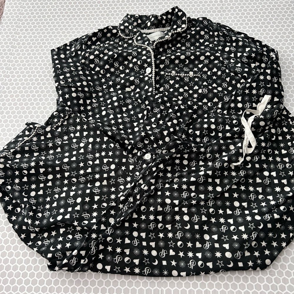 Vintage White Tag Victoria’s Secret Black Silver
Heart Star Theme PJ Set

Size M
